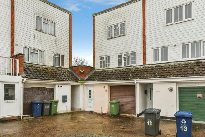 2 bed property, in Nene Road, £170,000