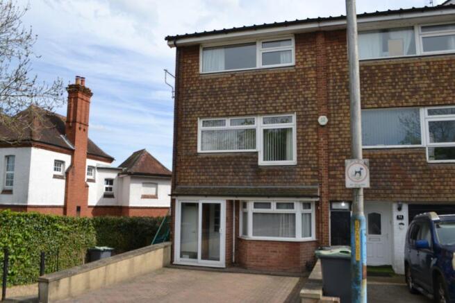 4 bed property, in Quarry Hill Road, £475,000