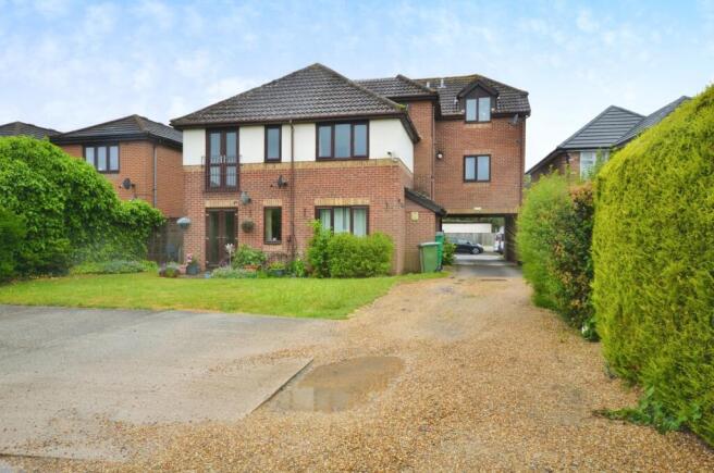 1 bed property, in Queenstown Road, £80,000