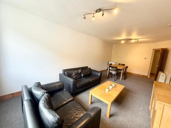 2 bed property, in Malcolm Close, £120,000