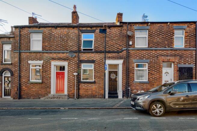 2 bed property, in Charles Street, £175,000