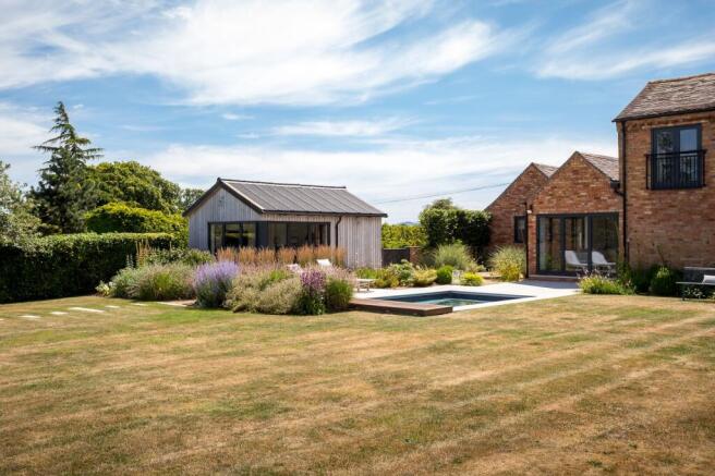 4 bed property, in Wichenford, £995,000