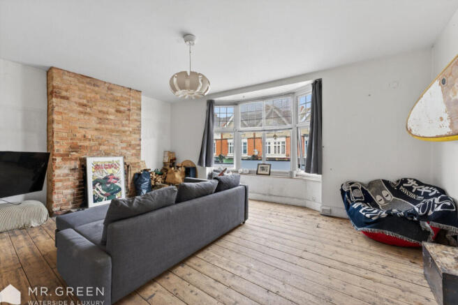 4 bed property, in Southbourne Grove, £275,000
