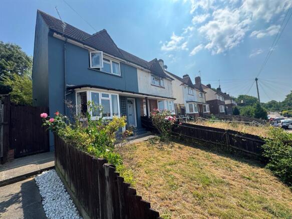 2 bed property, in Goodwood Way, £300,000