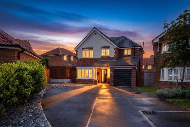 4 bed property, in Ffordd Elsie, £325,000