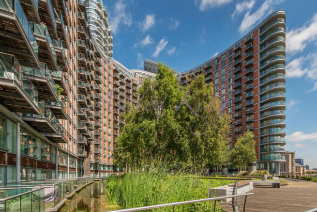 1 bed property, in New Providence Wharf, £270,000