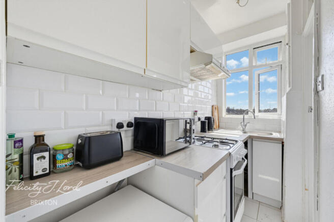 1 bed property, in Brixton Hill, £200,000