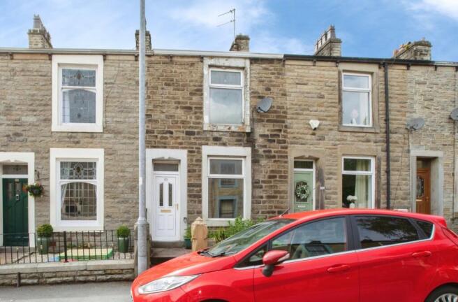 2 bed property, in Park Road, £100,000