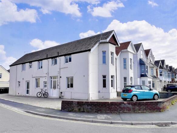 4 bed property, in Dorchester Road, £399,000