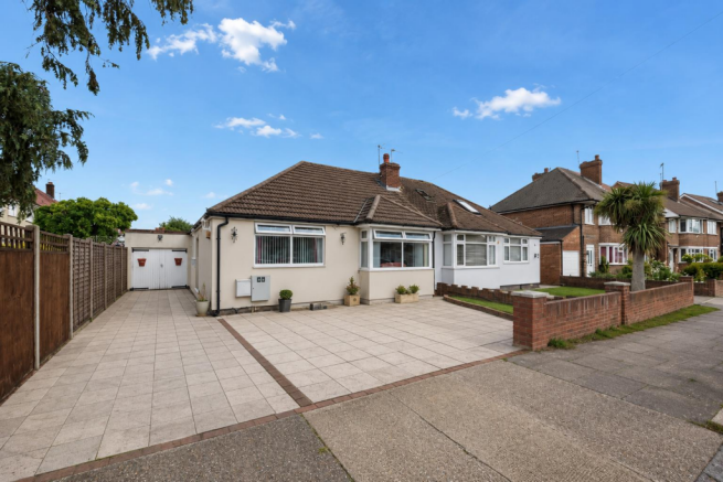 2 bed property, in Collins Drive, £575,000