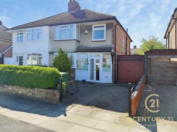 3 bed property, in South Manor Way, £290,000