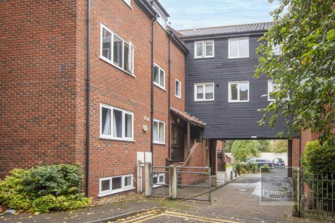 1 bed property, in Stuart Gardens, £135,000