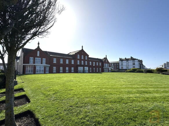 2 bed property, in Promenade, £220,000
