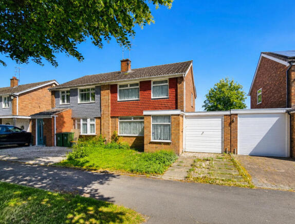 3 bed property, in Hobill Close, £220,000