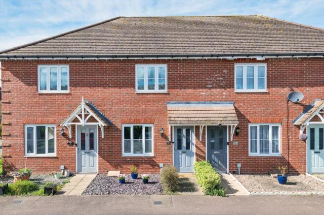 2 bed property, in Hurdles Way, £300,000