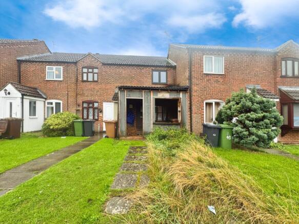 2 bed property, in Walton Park, £100,000