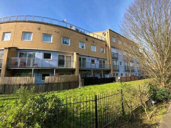 2 bed property, in Wooldridge Close, £195,000