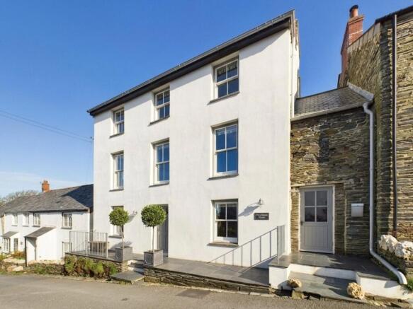 6 bed property, in High Street, £800,000