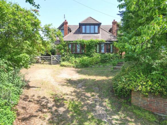 4 bed property, in Gravel Hill, £800,000