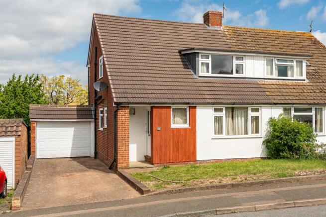 3 bed property, in Mandeville Road, £575,000