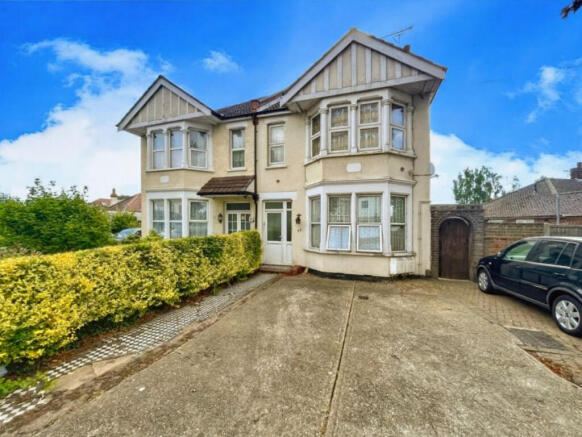 2 bed property, in Hillborough Road, £260,000