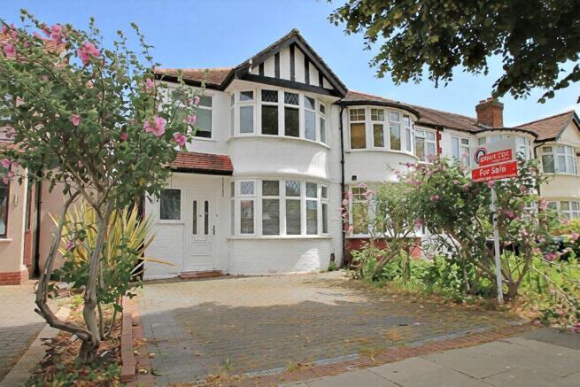 3 bed property, in Thames Avenue, £550,000