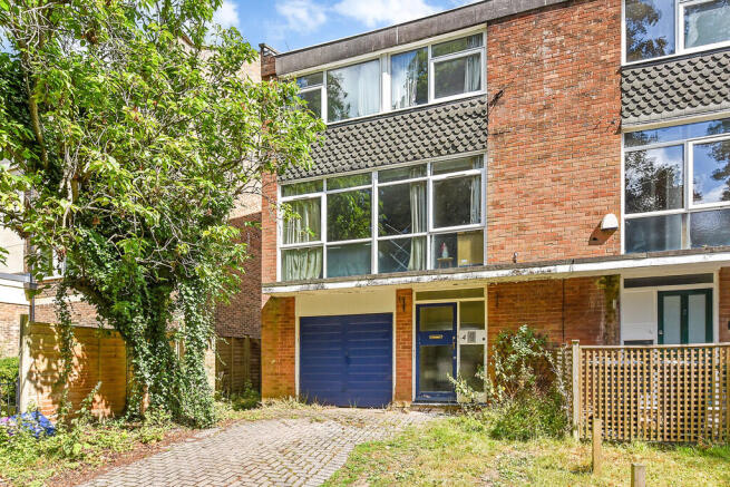 5 bed property, in Sparkford Close, £420,000