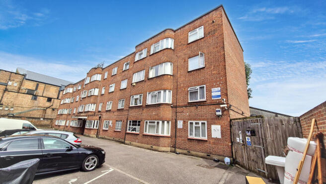2 bed property, in Lea Bridge Road, £195,000