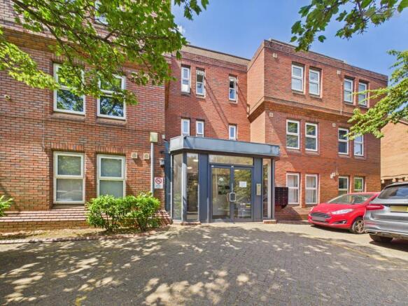 1 bed property, in Park Road, £115,000