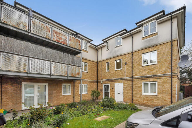 1 bed property, in Lockwood Place, £228,000