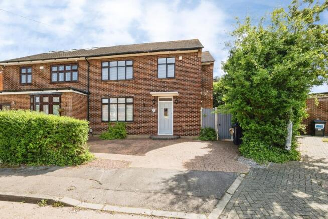 3 bed property, in Coppice Path, £550,000
