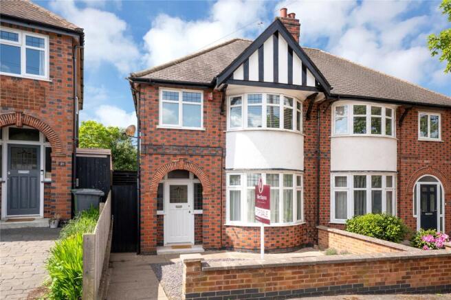3 bed property, in Dorchester Road, £310,000