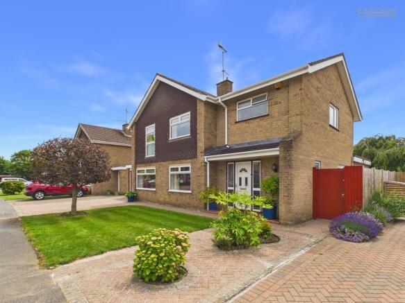 5 bed property, in Glamis Gardens, £600,000