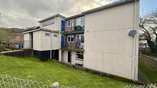 3 bed property, in Parkers Close, £120,000