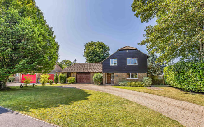 4 bed property, in Old Rectory Drive, £725,000