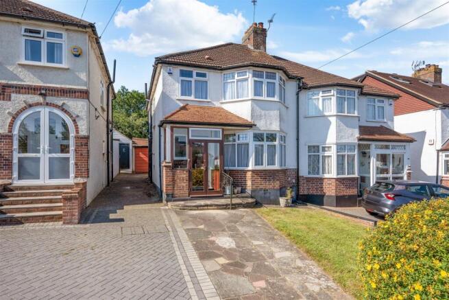 3 bed property, in Winkworth Road, £550,000