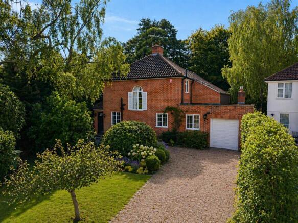 4 bed property, in Woodlands Close, £1,350,000