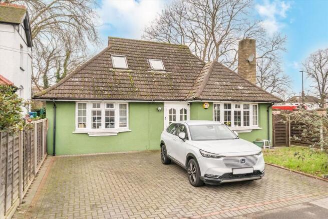 4 bed property, in Graham Road, £600,000