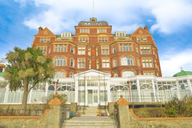 2 bed property, in The Leas, £255,000