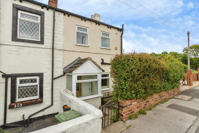 2 bed property, in Hollin Lane, £140,000