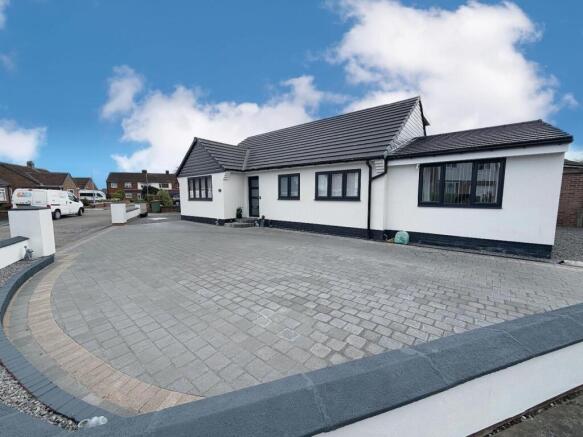 5 bed property, in Woodmere Road, £395,000