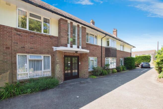 2 bed property, in Montagu Road, £230,000