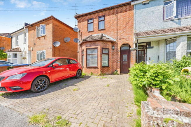 2 bed property, in Appleton Road, £220,000
