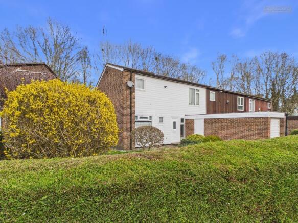 3 bed property, in Oldbrook, £185,000