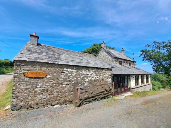 2 bed property, in Bray Shop, £400,000