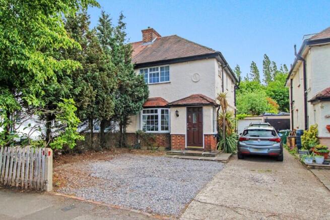 3 bed property, in Molesey Road, £495,000