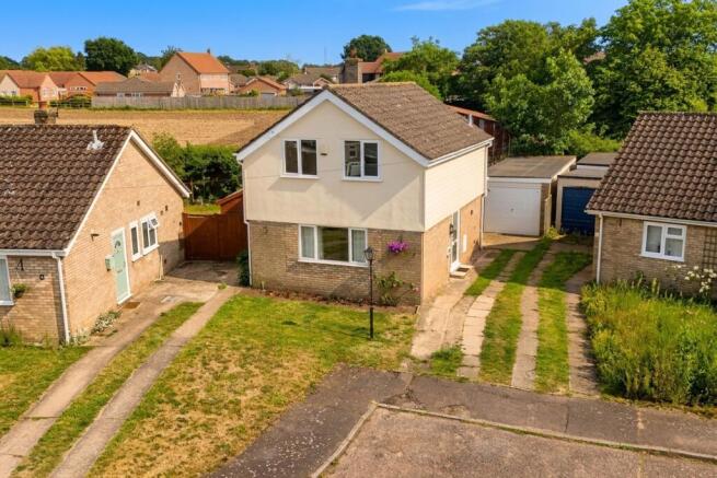 3 bed property, in Links Close, £265,000