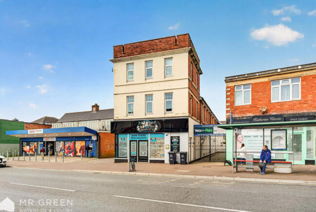 2 bed property, in Victoria Park Place / Wimborne Road, £230,000