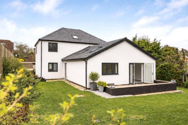 5 bed property, in Lymington Bottom Road, £850,000