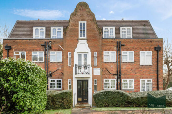 2 bed property, in Belmont Close EN4, £350,000